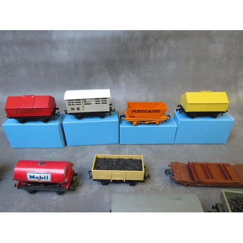 138 - FOUR BOXED OO GAUGE HORNBY DUBLO PIECES OF ROLLING STOCK, Rotary tipper, cement wagon, cattle truck,... 