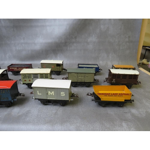 145 - SIXTEEN UNBOXED PIECES OF O GAUGE ROLLING STOCK, to include covered / uncovered wagons and cable / a... 