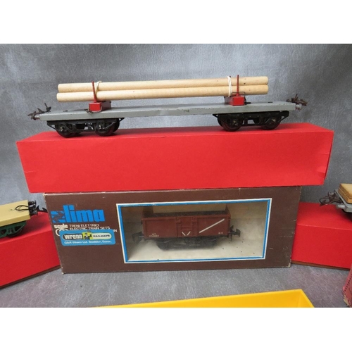 147 - O GAUGE ROLLING STOCK JOB LOT, to include boxed Lima uncovered wagon, three boxed Hornby timber wago... 