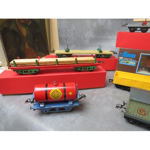 147 - O GAUGE ROLLING STOCK JOB LOT, to include boxed Lima uncovered wagon, three boxed Hornby timber wago... 