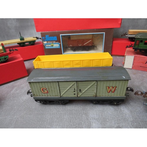 147 - O GAUGE ROLLING STOCK JOB LOT, to include boxed Lima uncovered wagon, three boxed Hornby timber wago... 