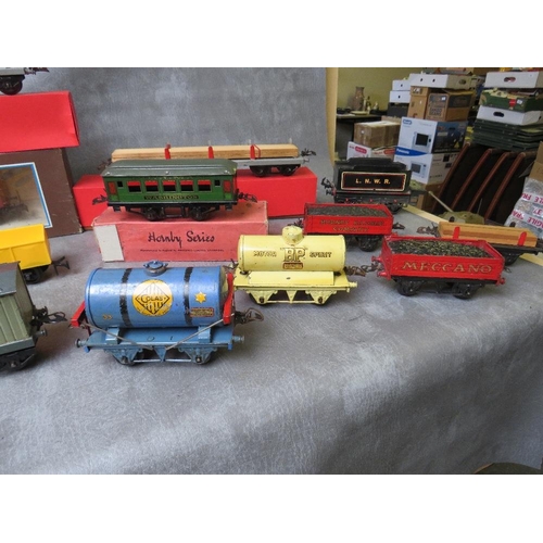 147 - O GAUGE ROLLING STOCK JOB LOT, to include boxed Lima uncovered wagon, three boxed Hornby timber wago... 