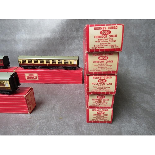 151 - THIRTEEN BOXED HORNBY DUBLO CARRAIGES, to include restaurant coach, corridor coach, Pullman car, sur... 