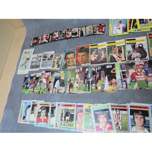 55 - A TRAY OF TRADING CARDS TO INCLUDE A LARGE OLLECTION OF MERLIN WWF WRESTLING CARDS, a large collecti... 