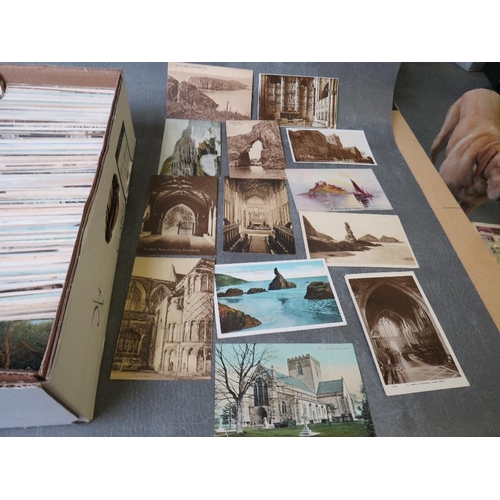 65 - A TRAY OF VINTAGE POSTCARDS TO INCLUDE MANY 1920s EXAMPLES, with views of churches, cathedrals etc