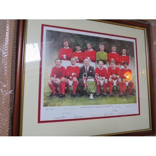 81 - A FRAMED LIMITED EDITION 214 OF 1968 PRINT OF MANCHESTER UNITEDS 1968 EUROPEAN CUP WINNING TEAM, sig... 