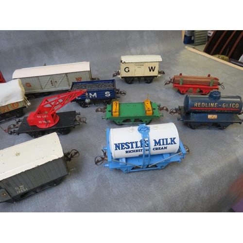 91 - SEVENTEEN UNBOXED PIECES OF O GAUGE ROLLING STOCK, mainly Hornby, to include cranes, tankers, covere... 