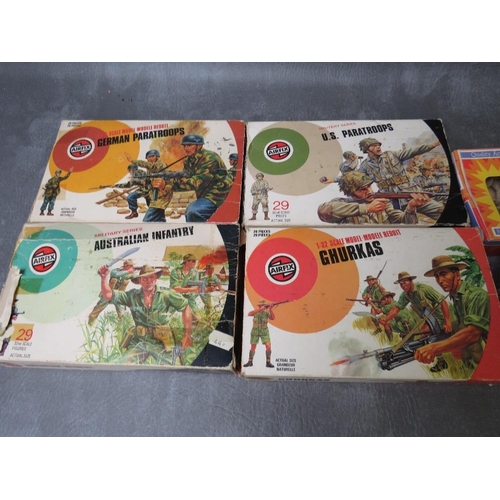 98 - A VINTAGE CASE CONTAINING FOUR BOXES OF 1:32 SCALE AIRFIX SOLDIER SETS, to include Ghurkas, Australi... 