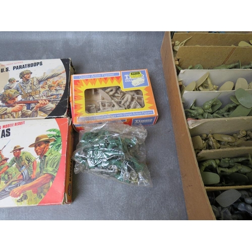 98 - A VINTAGE CASE CONTAINING FOUR BOXES OF 1:32 SCALE AIRFIX SOLDIER SETS, to include Ghurkas, Australi... 