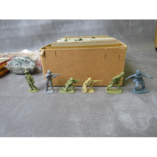 98 - A VINTAGE CASE CONTAINING FOUR BOXES OF 1:32 SCALE AIRFIX SOLDIER SETS, to include Ghurkas, Australi... 