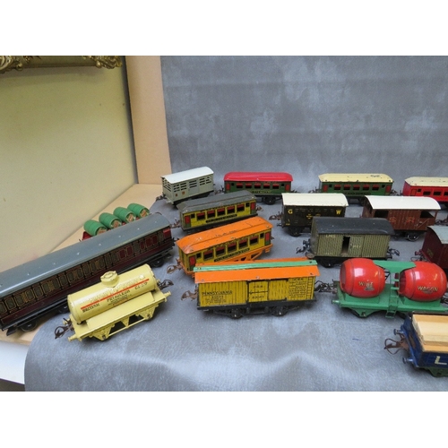 169 - THIRTY TWO UNBOXED O GAUGE PIECES OF ROLLING STOCK, to include carriages, tankers, barrel wagons, co... 