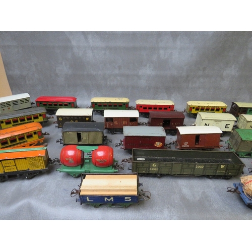 169 - THIRTY TWO UNBOXED O GAUGE PIECES OF ROLLING STOCK, to include carriages, tankers, barrel wagons, co... 