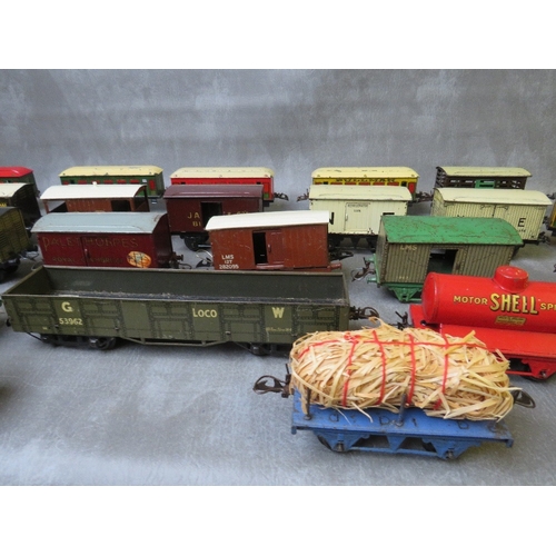 169 - THIRTY TWO UNBOXED O GAUGE PIECES OF ROLLING STOCK, to include carriages, tankers, barrel wagons, co... 