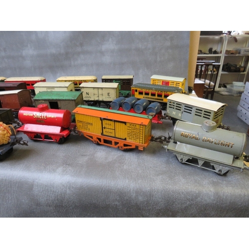 169 - THIRTY TWO UNBOXED O GAUGE PIECES OF ROLLING STOCK, to include carriages, tankers, barrel wagons, co... 