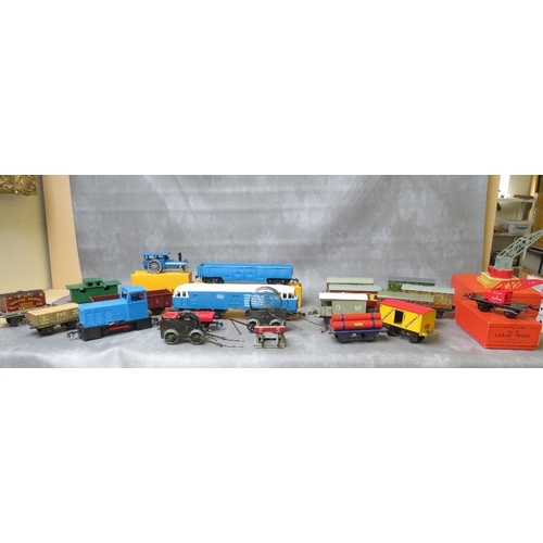 172 - MIXED O GAUGE JOB LOT, to include boxed Hornby crane truck No. 50, boxed Hornby platform crane, boxe... 