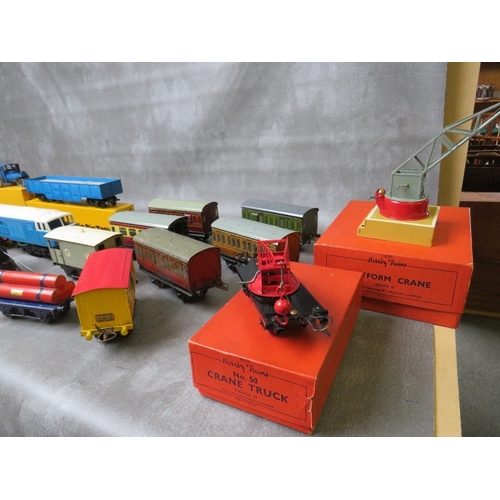 172 - MIXED O GAUGE JOB LOT, to include boxed Hornby crane truck No. 50, boxed Hornby platform crane, boxe... 