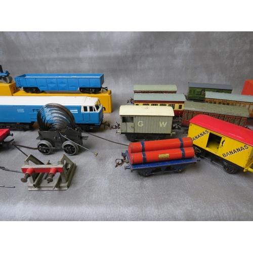 172 - MIXED O GAUGE JOB LOT, to include boxed Hornby crane truck No. 50, boxed Hornby platform crane, boxe... 