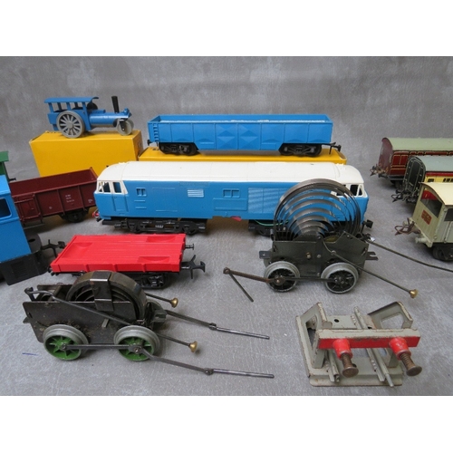 172 - MIXED O GAUGE JOB LOT, to include boxed Hornby crane truck No. 50, boxed Hornby platform crane, boxe... 