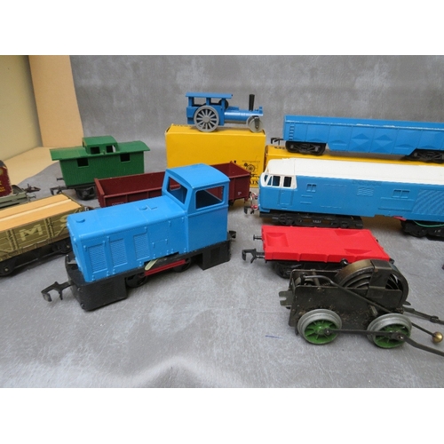 172 - MIXED O GAUGE JOB LOT, to include boxed Hornby crane truck No. 50, boxed Hornby platform crane, boxe... 