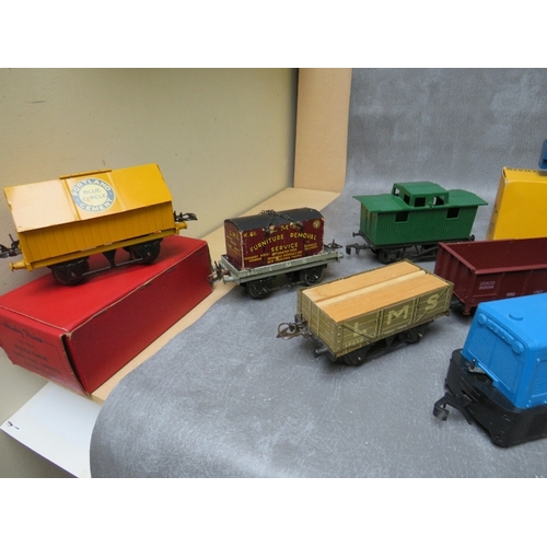 172 - MIXED O GAUGE JOB LOT, to include boxed Hornby crane truck No. 50, boxed Hornby platform crane, boxe... 