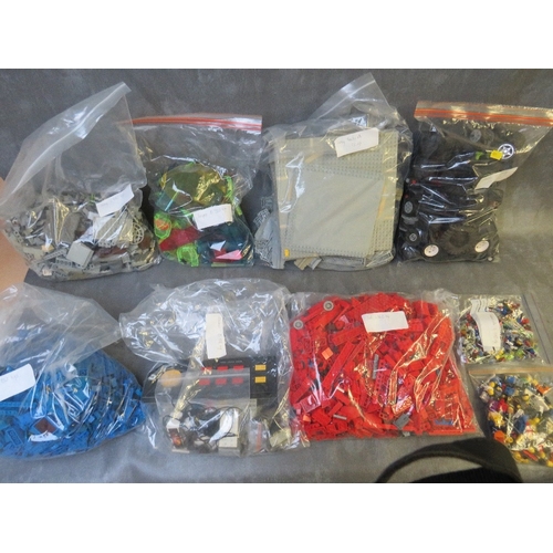 186 - APPROXIMATELY 9.6 KG OF UNBOXED LEGO, to incldue bag of figures, electrics, wheels, bases and track,... 