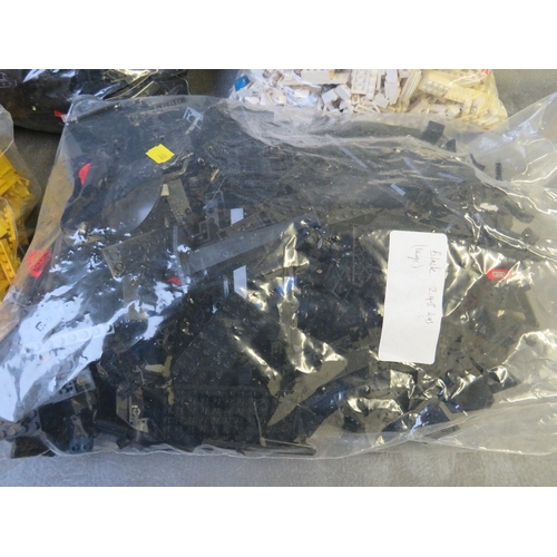 187 - APPROXIMATLEY 8.3 KG OF UNBOXED LEGO, to include two bags of black bricks, a bag of white bricks and... 