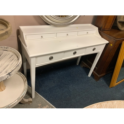 813 - A modern cream desk with drawers W 120 cm