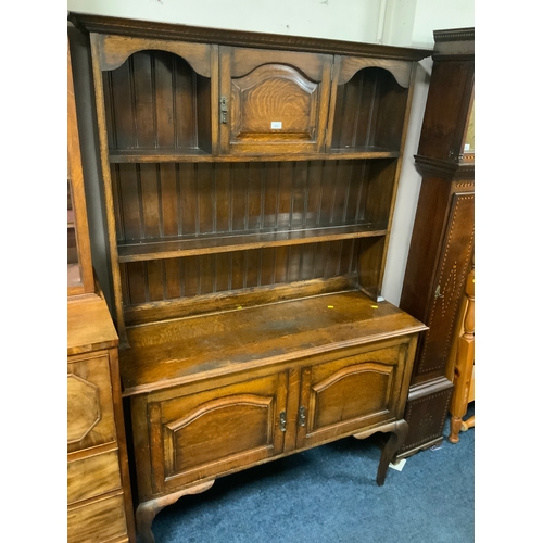 824 - A 20th century oak dresser W 122 cm