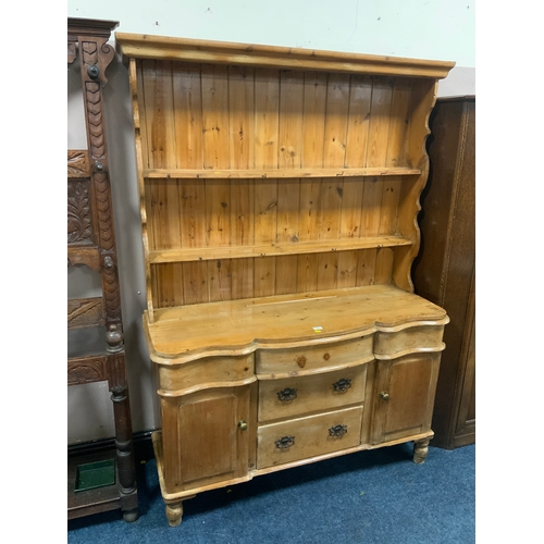 835 - An antique pine kitchen dresser H 191 cm W 137 cm