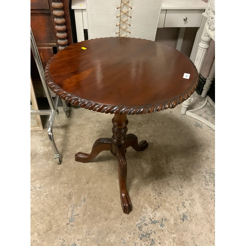 862 - A reproduction carved mahogany occasional table with birdcage mechanism Dia. 60 cm