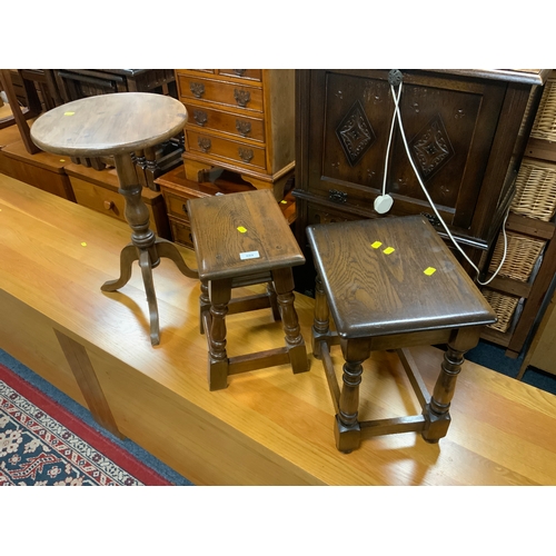 889 - Two small oak stools together with as small tripod table. (3)