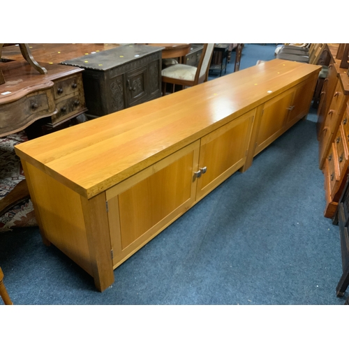 890 - A large modern oak low sideboard H 57 cm L 290 cm