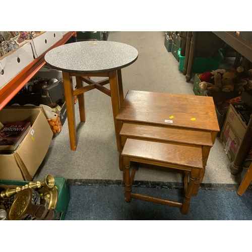 900 - An oak nest of three tables together with a pub style table with formica top. (2)