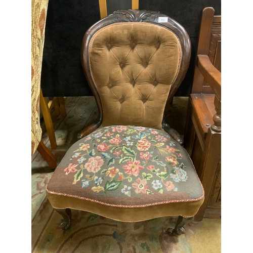 913 - A Victorian mahogany framed Ladies chair