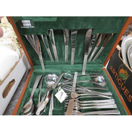 306 - A canteen of Viner's retro style bark effect cutlery (unchecked)