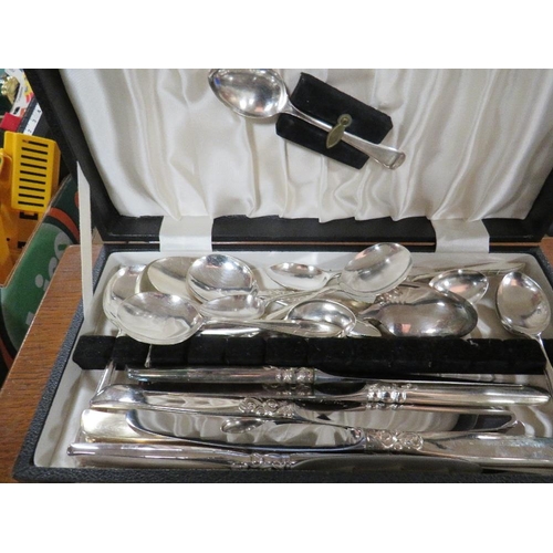 324 - A tray of silver plated flatware to include a quantity of Kings pattern example together with an oak... 