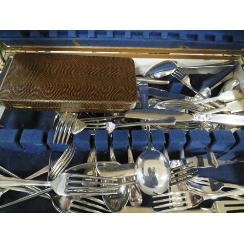 324 - A tray of silver plated flatware to include a quantity of Kings pattern example together with an oak... 