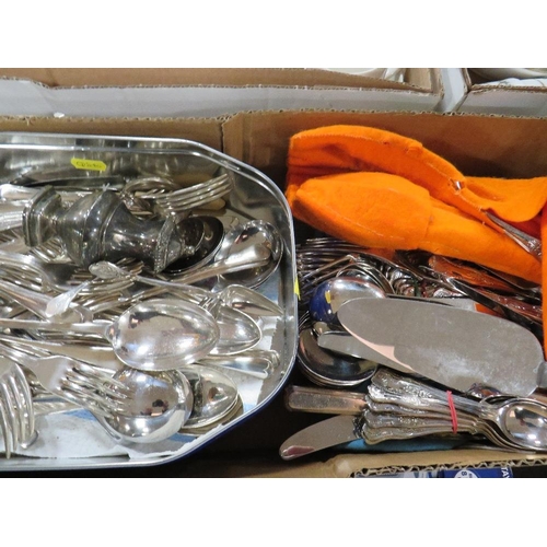 324 - A tray of silver plated flatware to include a quantity of Kings pattern example together with an oak... 