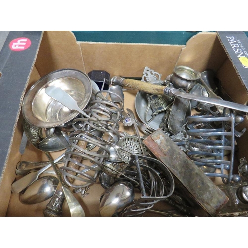 334 - Two trays of assorted metal ware to include brass candlesticks etc