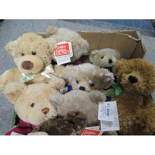 348 - A tray of modern collectable Giles Hospice teddy bears etc