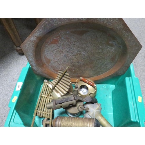 349 - A small tray of assorted metal ware to include a vintage Desmo fire extinguisher