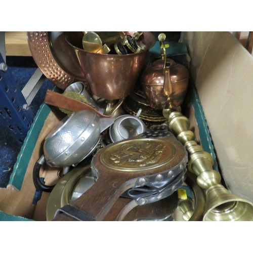 367 - A tray of assorted metal ware etc to include a cooper and brass hunting horn