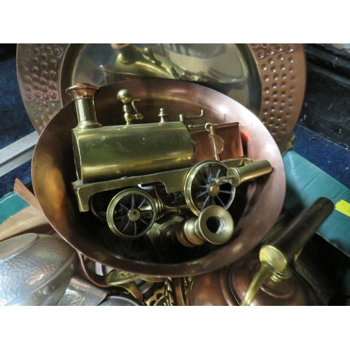 367 - A tray of assorted metal ware etc to include a cooper and brass hunting horn