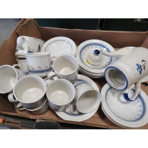 369 - Two trays of patterned tea/dinner ware