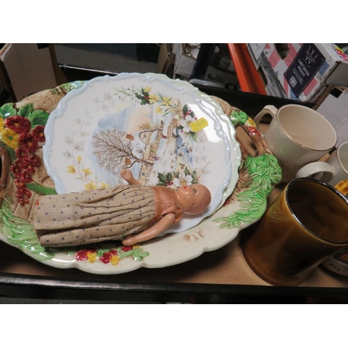 383 - A small tray of collectables ceramics to include Royal Albert Cottage Garden plates