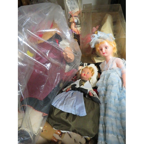 391 - A tray of assorted collectors dolls