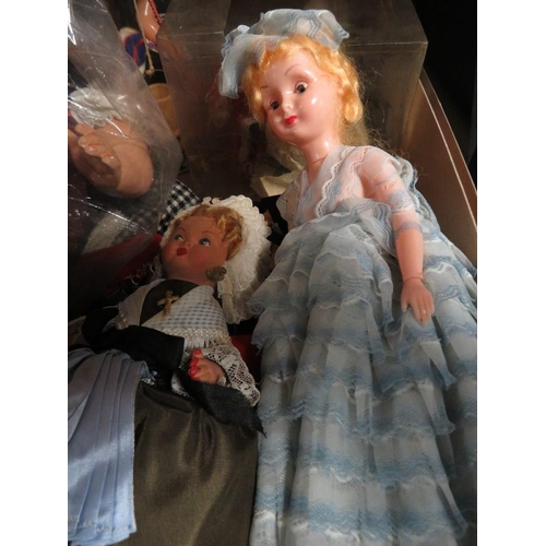 391 - A tray of assorted collectors dolls