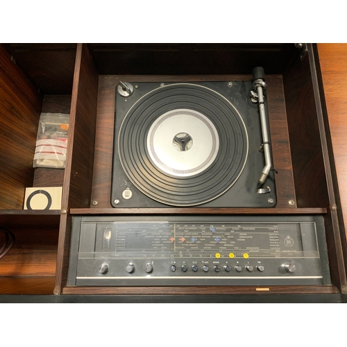 747 - A mid century rosewood Bang & Olufsen Beomaster 900RG De Luxe radiogramme