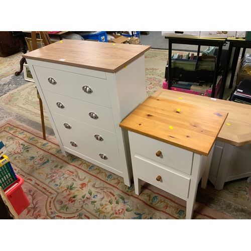 808 - A modern four drawer chest with a bedside chest. (2)