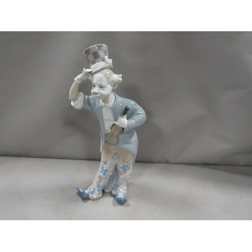 314 - A Lladro figurine of a clown with a violin A/F - top of violin re-glued